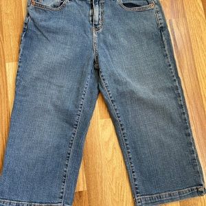 Levi’s light wash denim capris